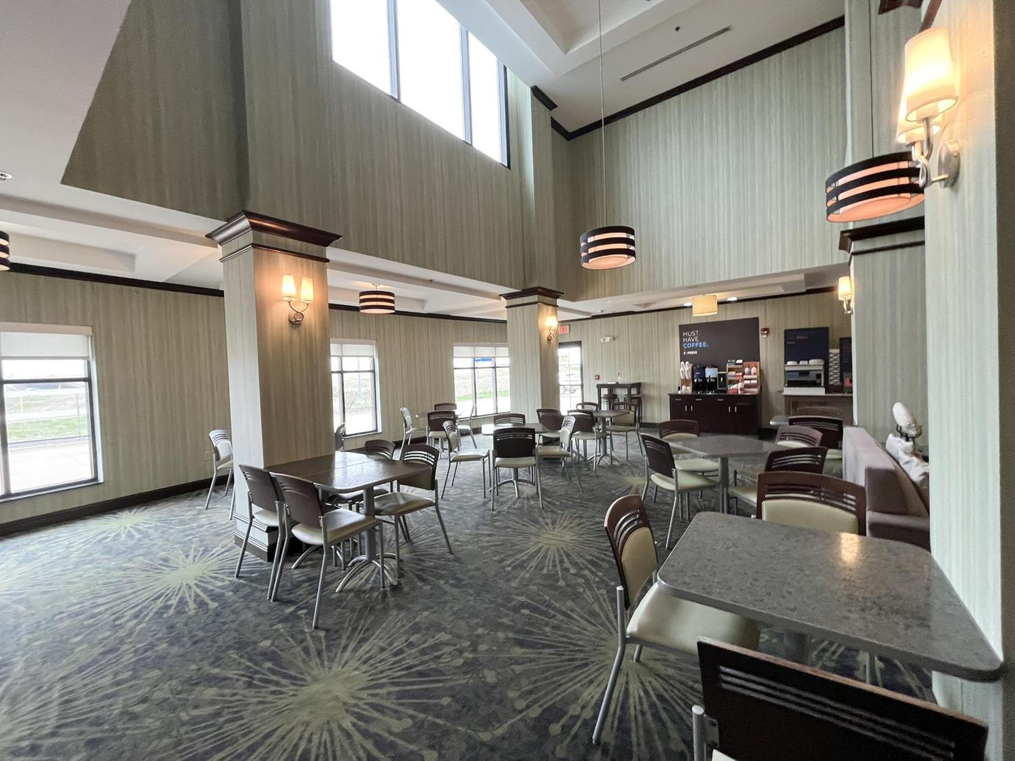 Express & Peoria Area By Ihg Hotel 3*