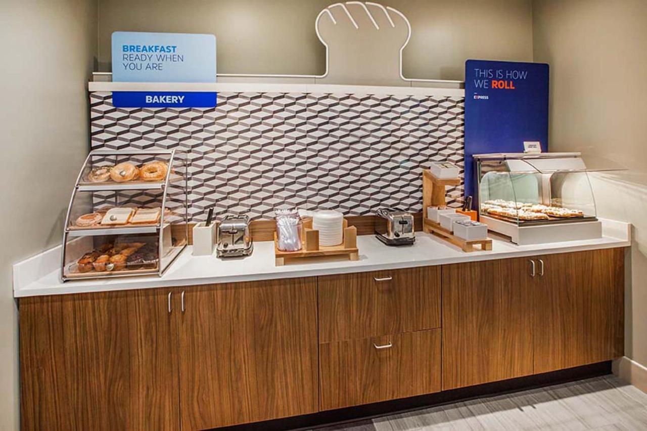 Express & Peoria Area By Ihg Hotel 3*